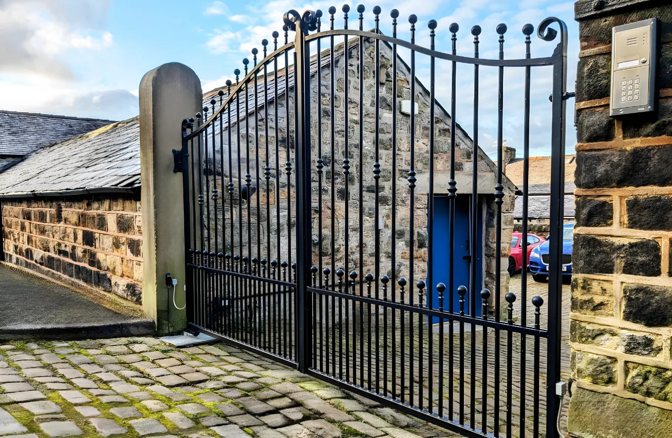 Warwick Gate - Traditional Gate - Estate Gate - Wrought Iron Gate - T13