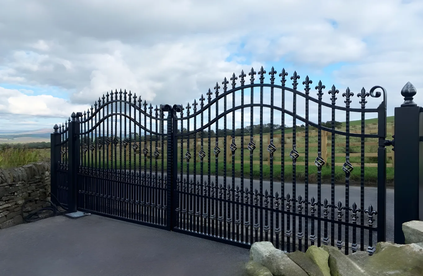 Wetherby Gate - Traditional Gate - Estate Gate - Wrought Iron Gate - T14