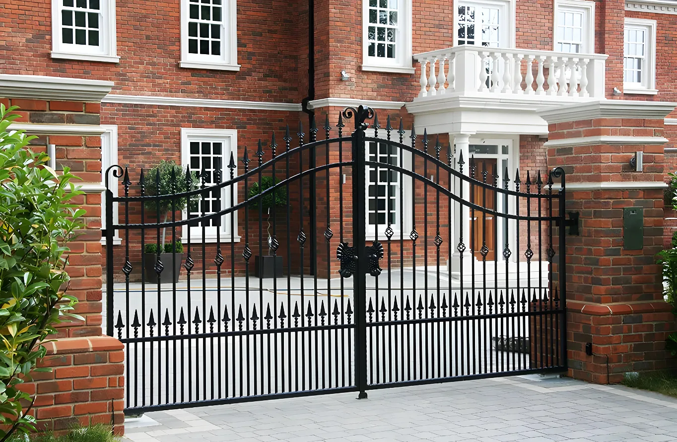 Wetherby Gate - Traditional Gate - Estate Gate - Wrought Iron Gate - T15
