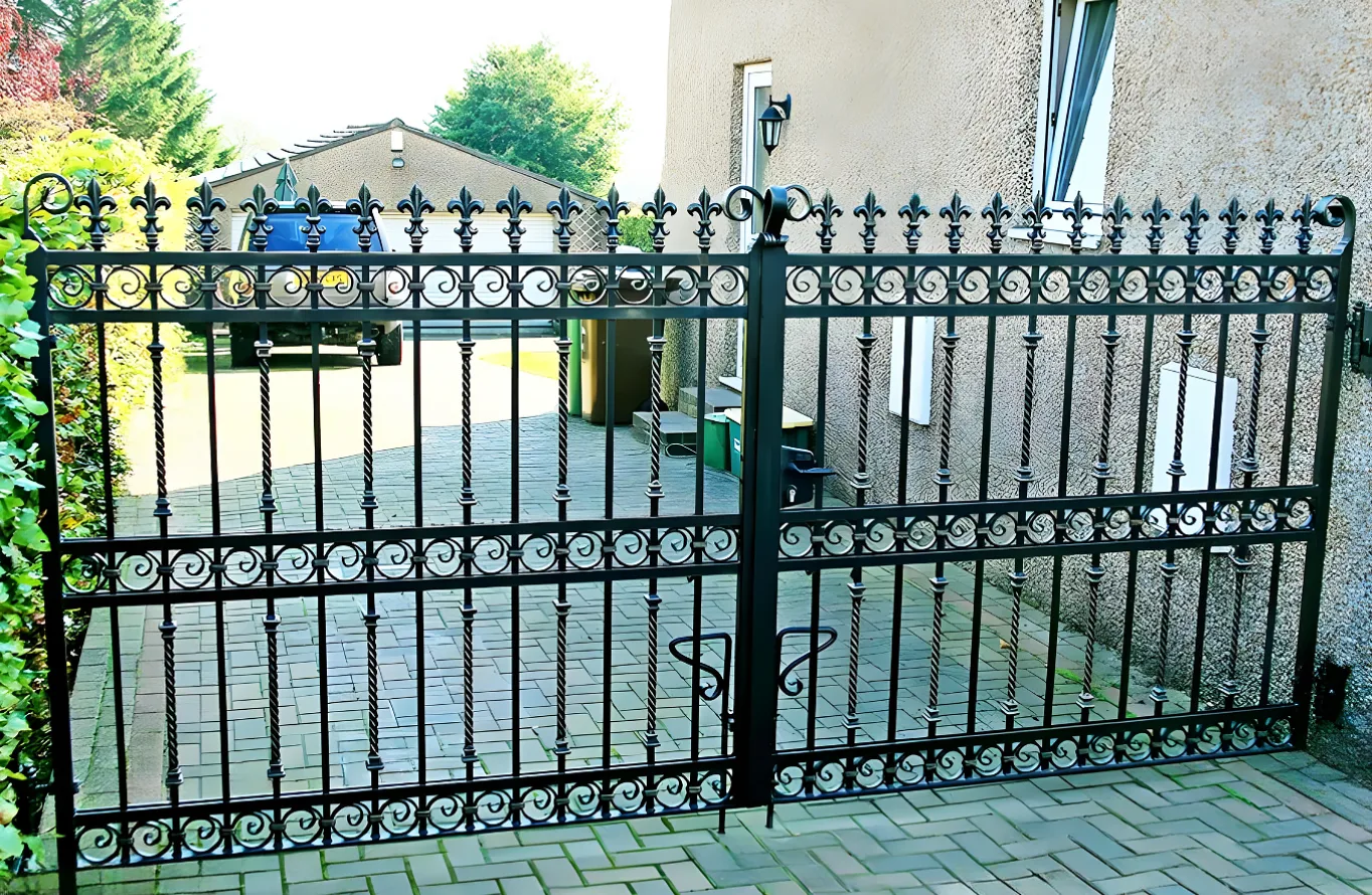 Newbury Gate - Traditional Gate - Estate Gate - Wrought Iron Gate - T16