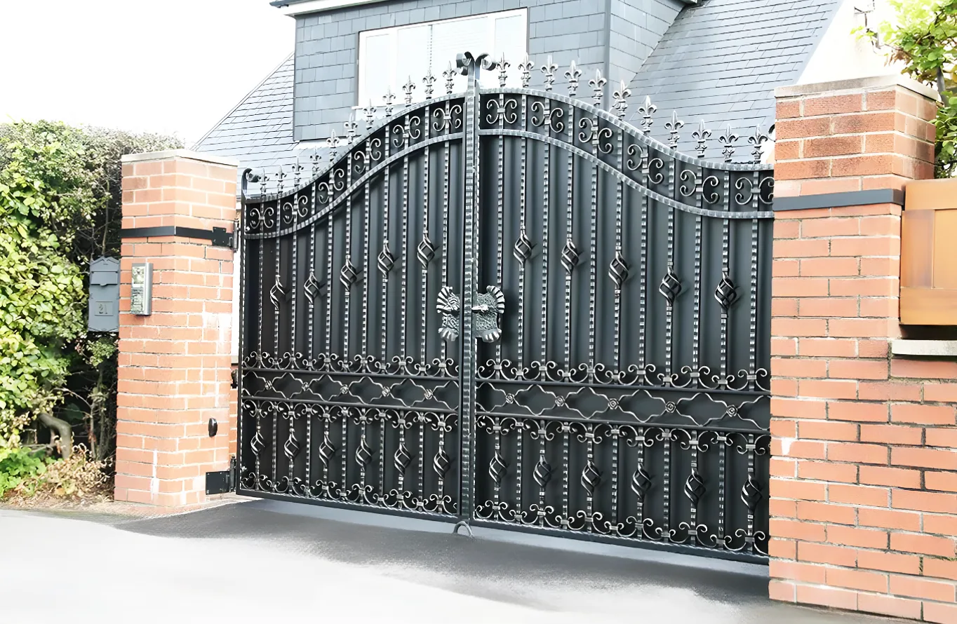 Tavistock Gate - Traditional Gate - Estate Gate - Aluminium Gate - Privacy Gate - Wrought Iron Gate - T17