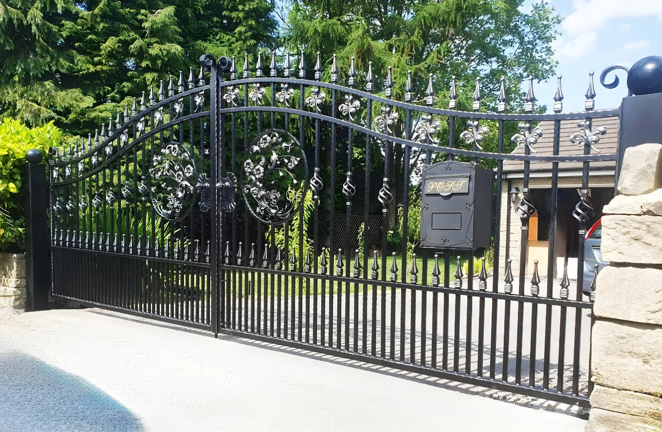 Huntingdon Gate - Traditional Gate - Estate Gate - Wrought Iron Gate - T19