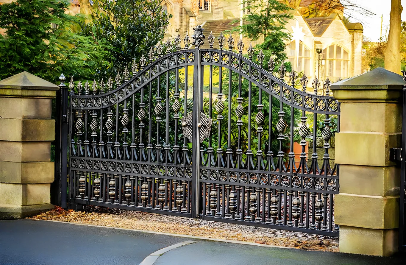 Hambledon Gate - Traditional Gate - Estate Gate - Wrought Iron Gate - T3