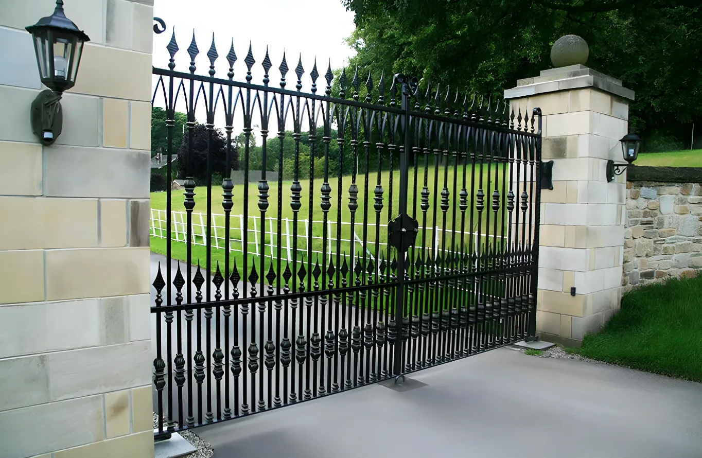 Langley Gate - Traditional Gate - Estate Gate - Wrought Iron Gate - T8