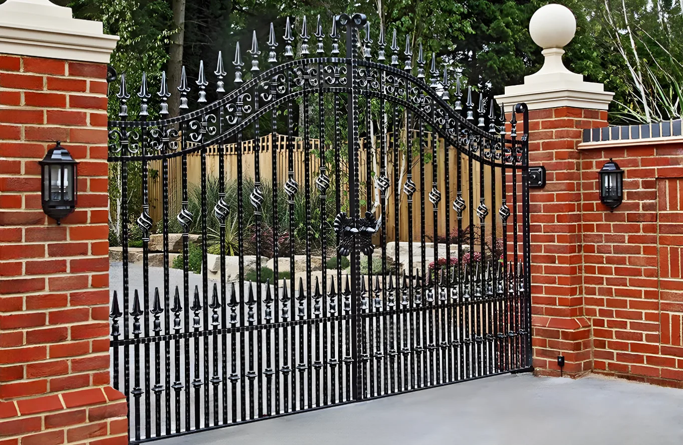 Cranleigh Gate - Traditional Gate - Estate Gate - Wrought Iron Gate - T1