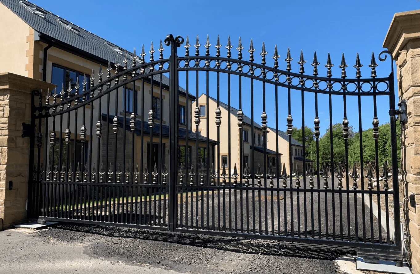 Hamilton swing gate