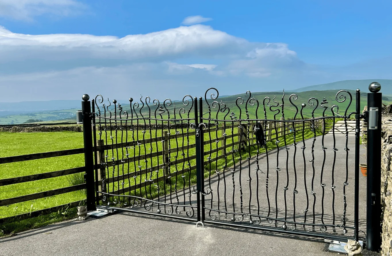 Knotted bar swing gate