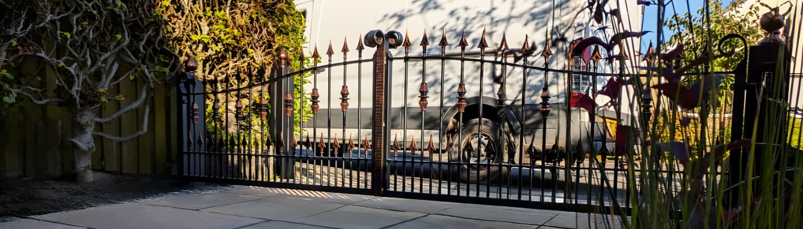 Electric driveway gates or manual gates: what’s best for you?